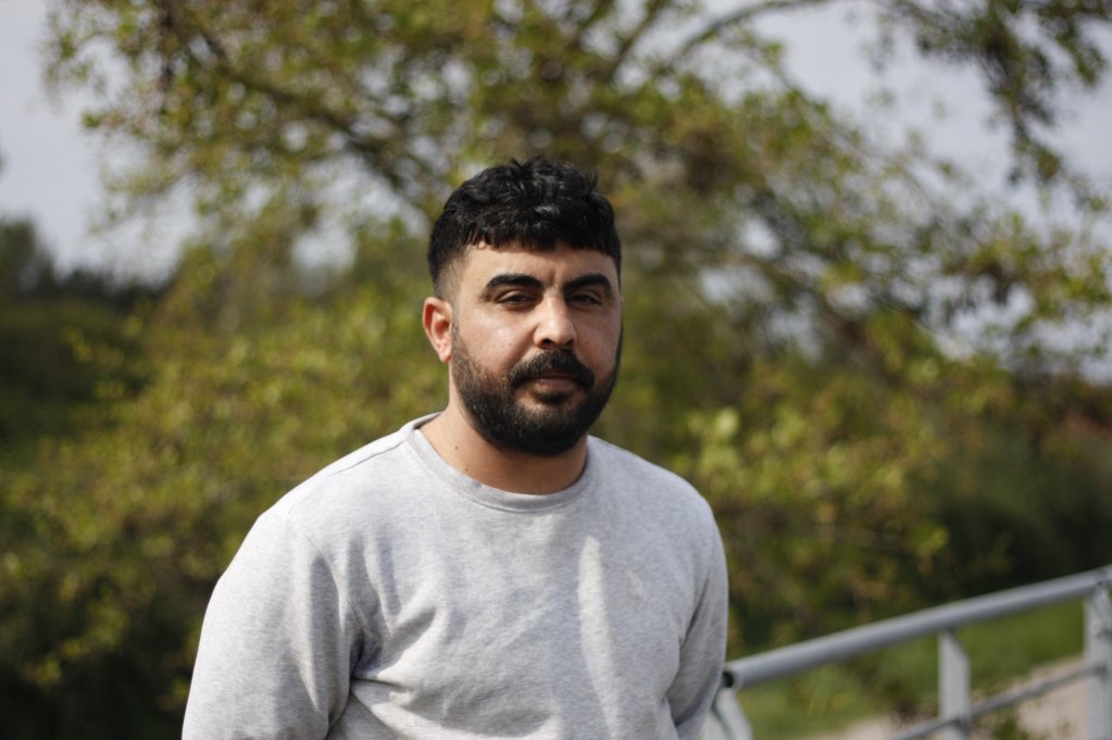 إبراهيم (29 عاما)، يتحدر من كردستان العراق ويحاول منذ شهر عبور بحر المانش لطلب اللجوء في المملكة المتحدة. الصورة: مهاجرنيوز/جوليا دومون