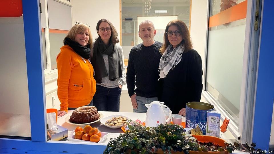 Ayfer Evmez (r) and her coworkers had prepared pastries and coffee for the anti-far-right protesters. | Photo: Peter Hille/DW