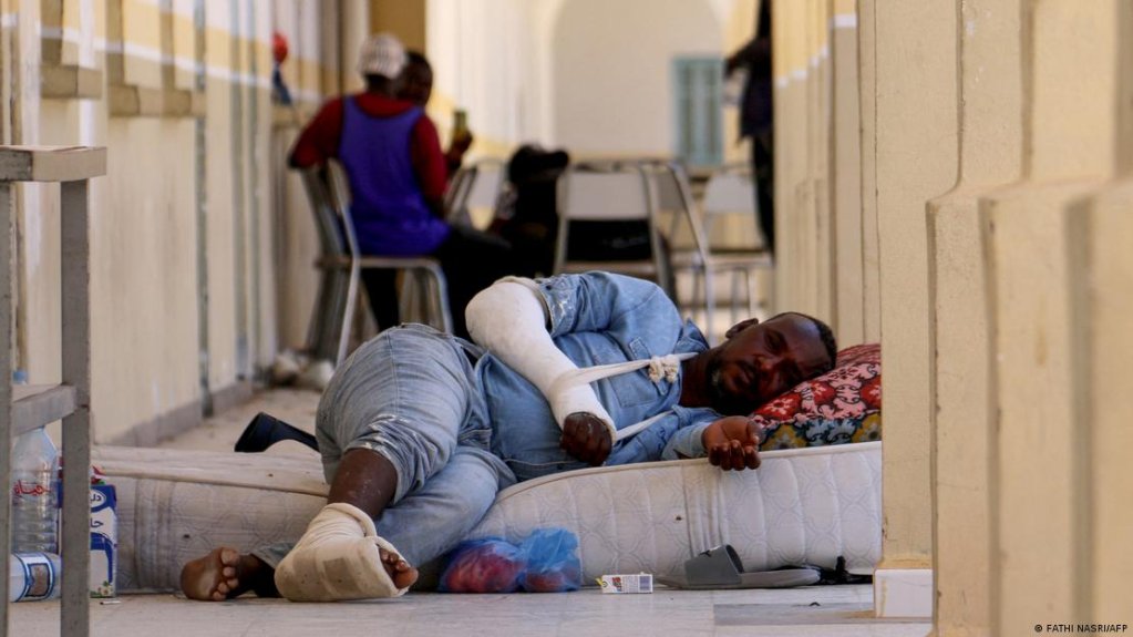 Rescued: An Injured man who was brought from the desert border zone between Tunisia and Libya | Photo: Fathi Nasri / AFP