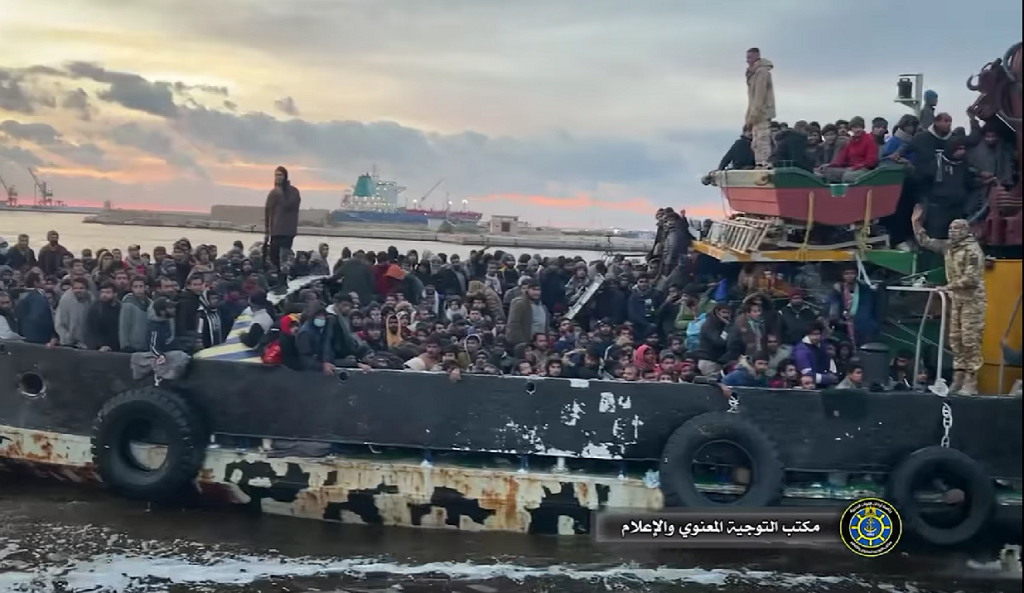 صورة مأخوذة من فيديو نشرته رئاسة أركان القوات البحرية الليبية، على فيسبوك، وتظهر قارب المهاجرين الذي تم اعتراضه قبالة بنغازي. 