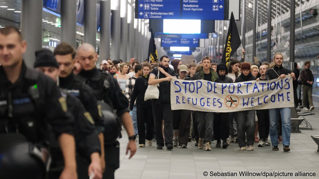 Left-wing protestors demonstrate about the deportation flight to Afghanistan in Leipzig-Halle airport on July 27 | Photo: Sebastian Willnow / dpa / picture alliance
