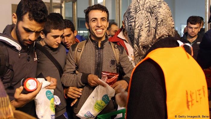 پناهندگان در ماه سپتامبر ۲۰۱۵ با استقبال پرشور در ایستگاه مرکزی مونشن آلمان مواجه شدند