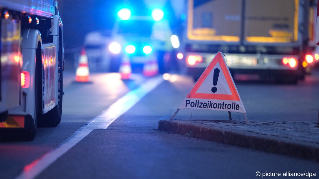 Federal police officers check vehicles near the German-Czech border. Since Monday (October 16, 2023), temporary controls have been introduced at the German borders with Poland, the Czech Republic and Switzerland. Taken on October 17, 2023. Photo: DPA/Picture Alliance