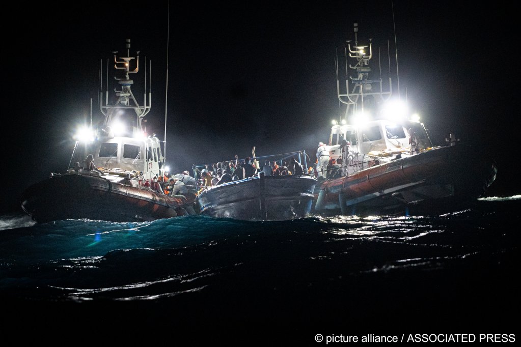 Seven migrants have died and some 280 have been rescued by the Italian Coast Guard after they were discovered in a packed wooden boat off the coast of the Italian island of Lampedusa on January 25, 2022 | Photo: Picture-alliance/AP Photo/Pau de la Calle