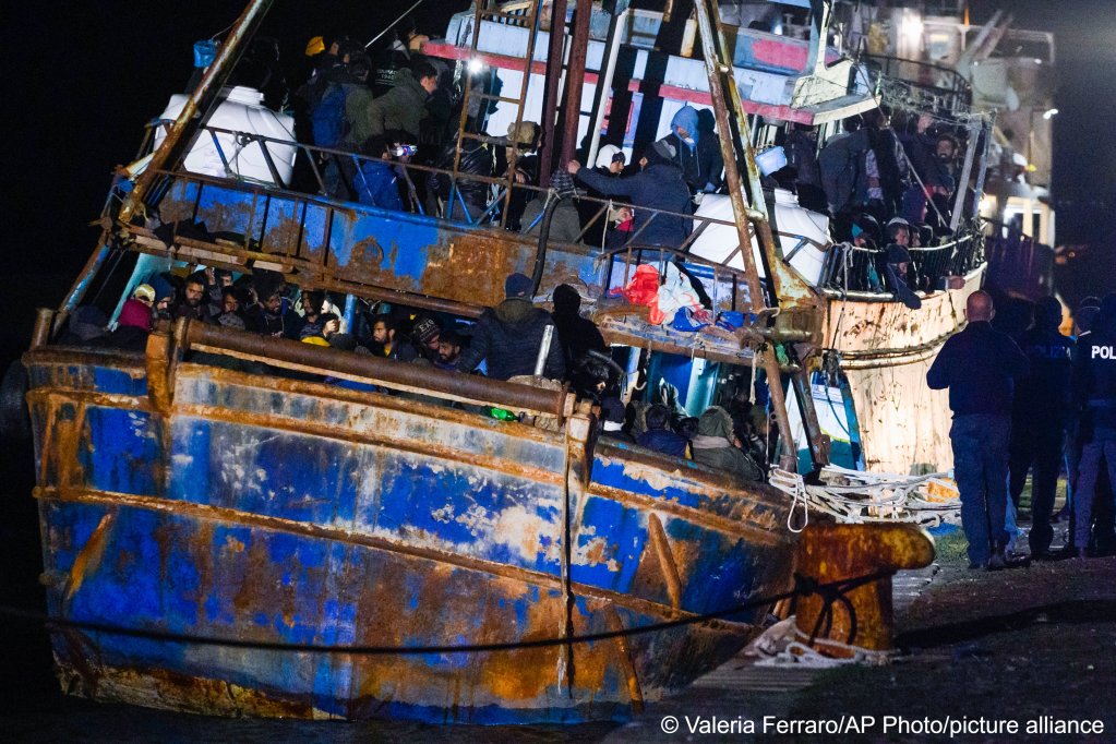 Police check a fishing boat carrying 487 migrants in the southern Italian port of Crotone on March 11, 2023 | Photo: Valeria Ferraro/AP/picture-alliance