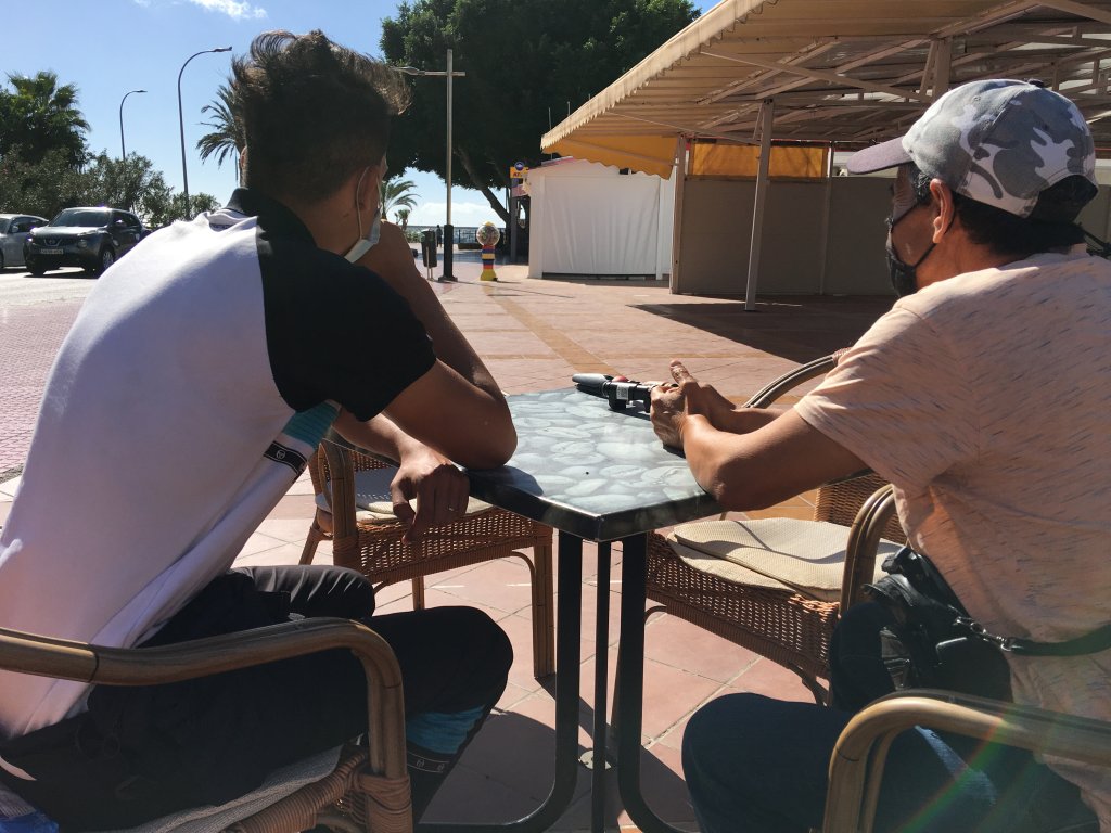 Moroccans Achraf and Mustafa sitting in a café in Puerto Rico, Gran Canaria on November 27, 2020 | Photo: Marco Wolter/InfoMigrants