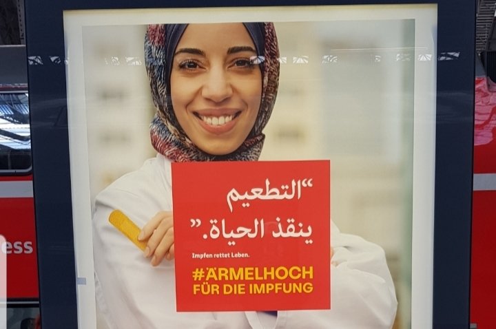 Poster of pro-vaccination campaign in Arabic seen at Frankfurt central station in September 2021 | Photo: Benjamin Bathke