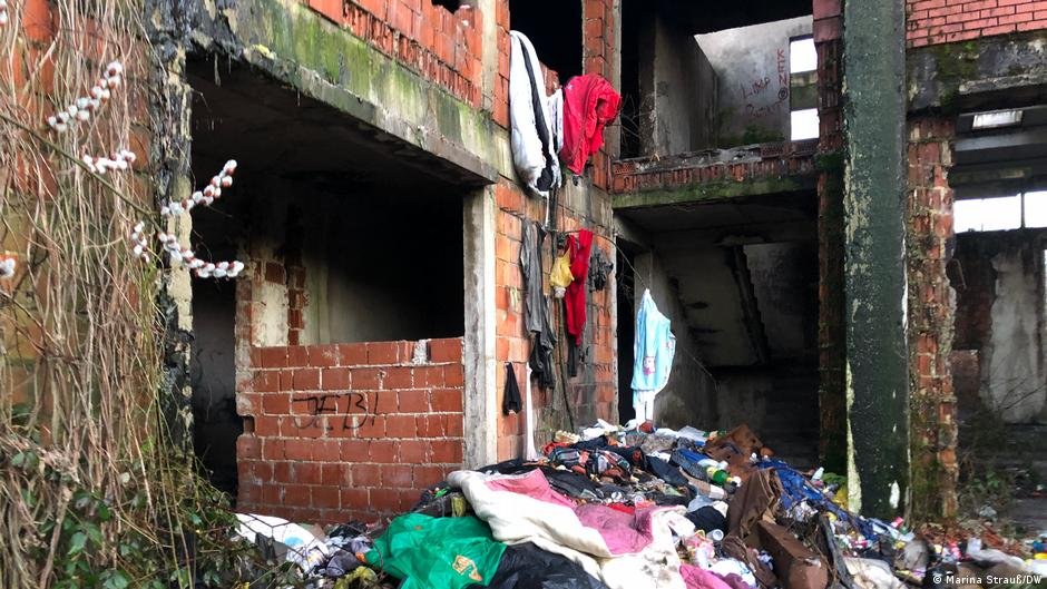 Dozens of men found shelter in the ruins of an abandoned factory in Bosnia | Photo: Marina Strauß/DW