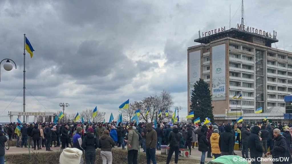Ukrainian flags wave in the main square in Melitopol in March, later people stopped demonstrating for fear of arrest | Photo: Sergei Cherkes / InfoMigrants / DW