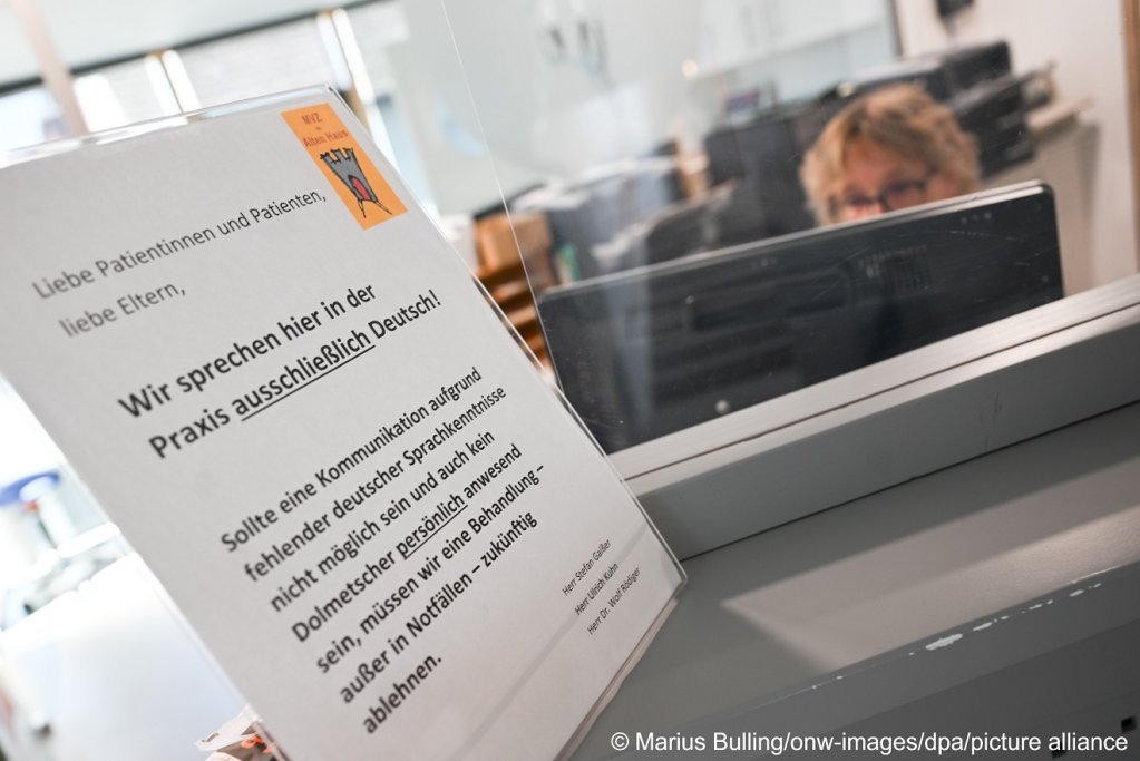 The sign in Kuhn's practice | Photo: Marius Bulling/dpa/picture alliance