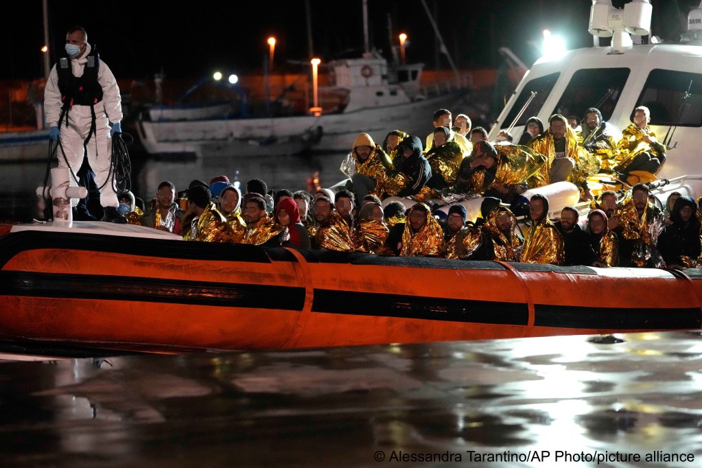 Migrants arrive in the port of Roccella Jonica, Calabria region, southern Italy, early Sunday, Nov. 14, 2021| Photo: Alessandra Tarantino/AP/Picture-alliance