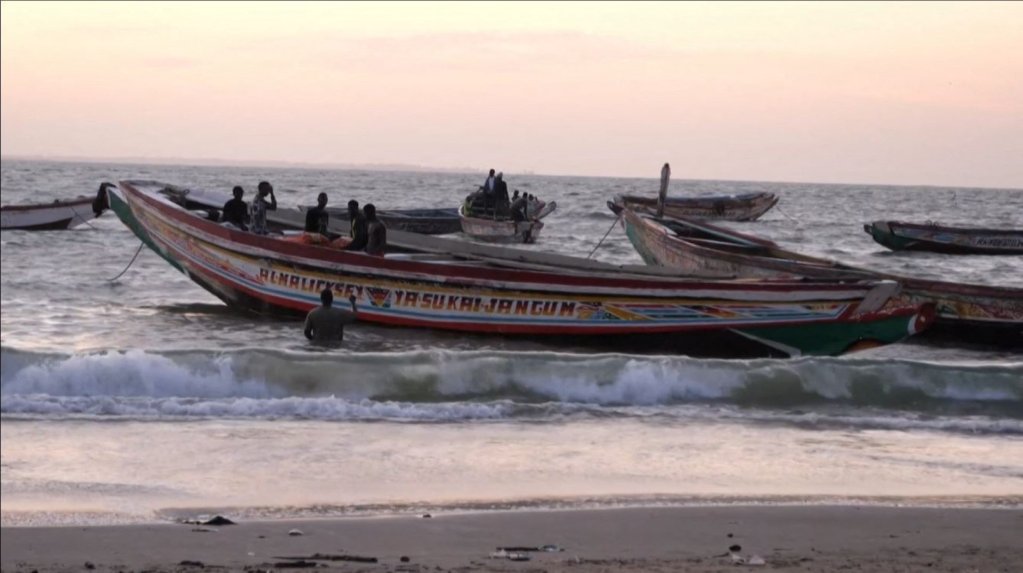 Des pirogues sur une plage de Barra, en Gambie, le 5 décembre 2019. Crédit : AFP / Romain Chanson