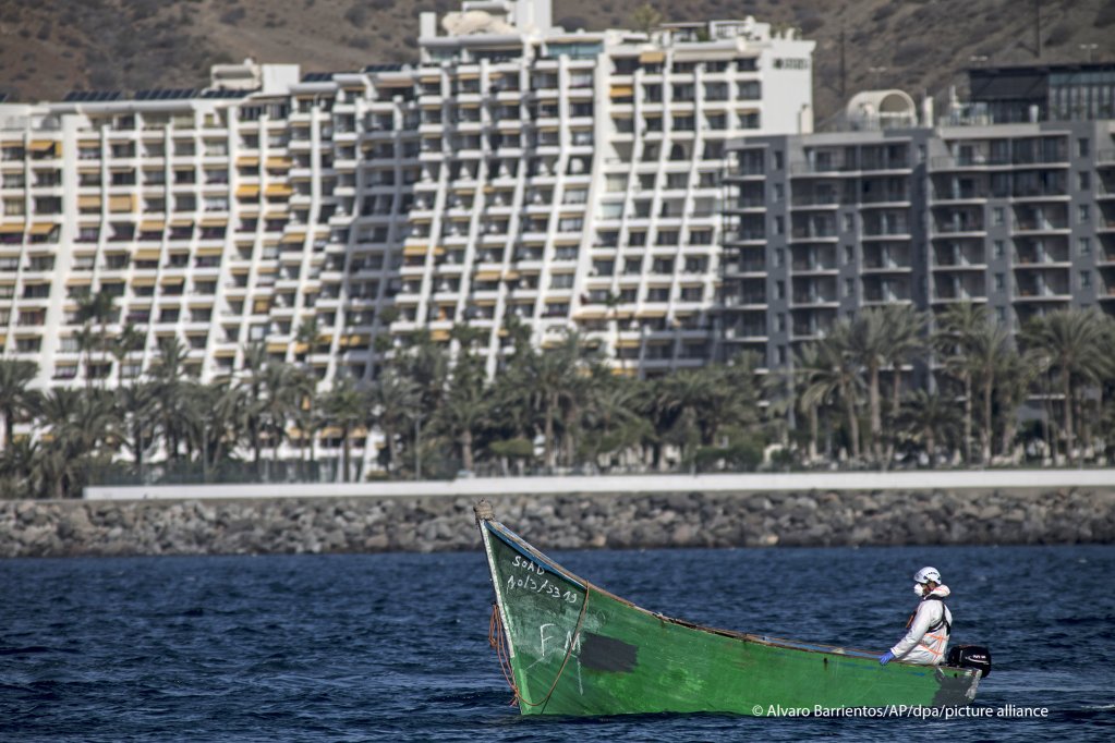 A member of the Spanish maritime rescue service is seen leading a boat used by migrants into the port of Arguineguin in Gran Canaria on November 25, 2020 | Photo: Picture-alliance