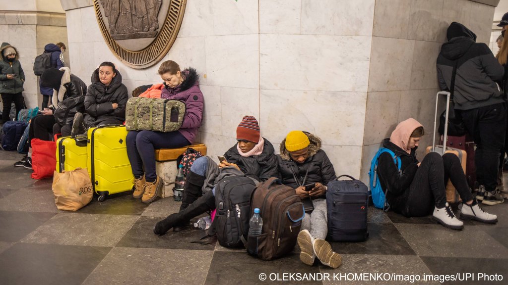 Ukrainians rest in the Kyiv train station as they take shelter on Thursday, February 24, 2022 | Photo: Oleksandr Khomenko/imago