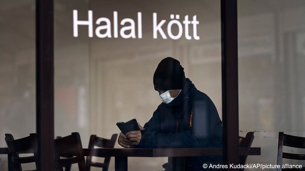 A man sits at a restaurant in Rinkeby district, Rinkeby-Kista borough in
Stockholm, Sweden, Tuesday, April 28, 2020 | Photo: AP Photo/Andres Kudacki/picture-alliance