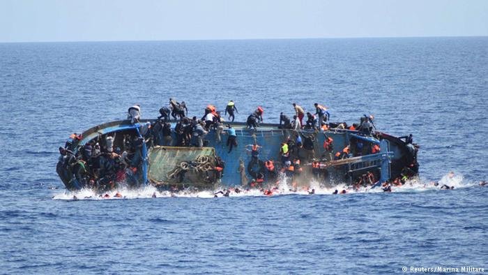 صورة من الأرشيف لغرق أحد قوارب المهاجرين