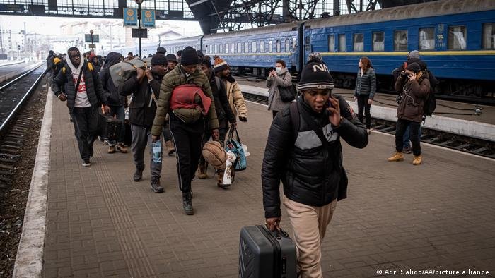 Africans fleeing Ukraine have spent hours standing in crowded trains on stressful journeys to safety |  Photo: Adri Salido/picture-alliance