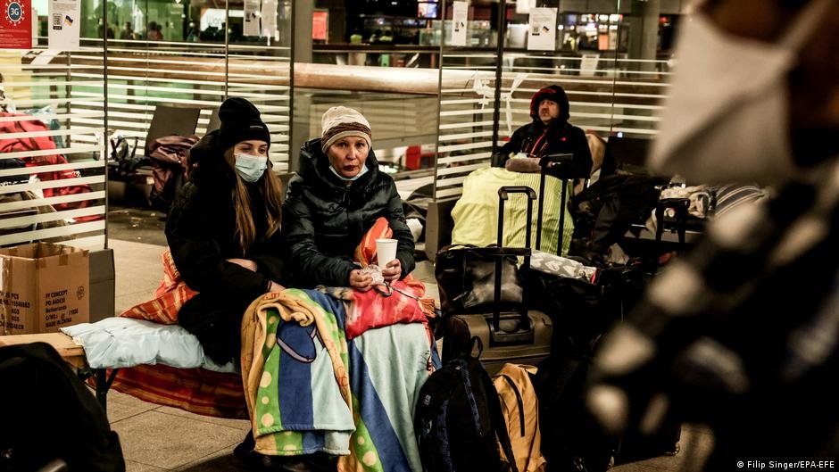 Refugees resting at Berlin's central train station | Photo: Filip Singer/EPA-EFE
