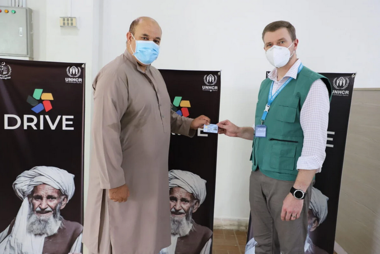 Afghan refugees receiving the first new PoR smartcards at the Documentation Renewal and Information Verification Exercise (DRIVE) Center in Islamabad | Photo: UNHCR/A. Shahzad 