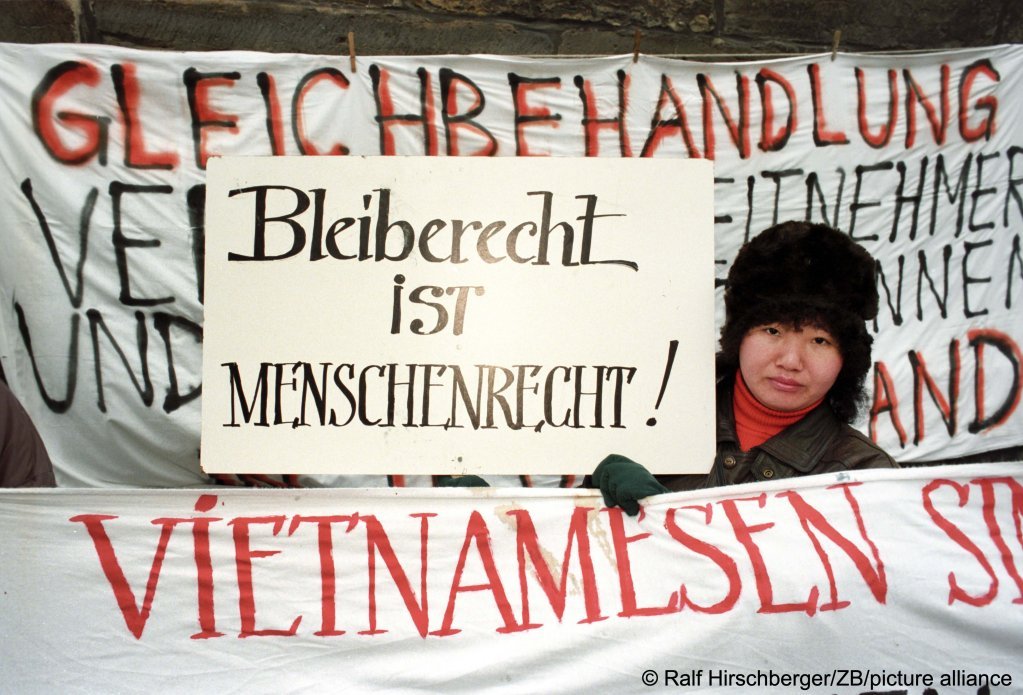 Des Vietnamiens, anciens travailleurs immigrés de la RDA, manifestent pour obtenir un permis de séjour permanent en Allemagne en 1995 | picture alliance / ZB | Ralf Hirschberger