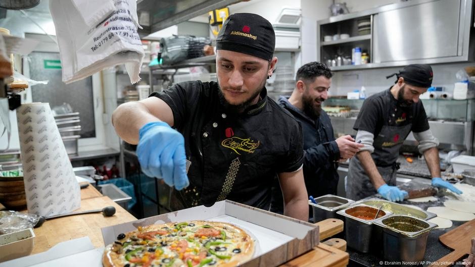 A man working in a restaurant kitchen in Germany | Photo: picture-alliance