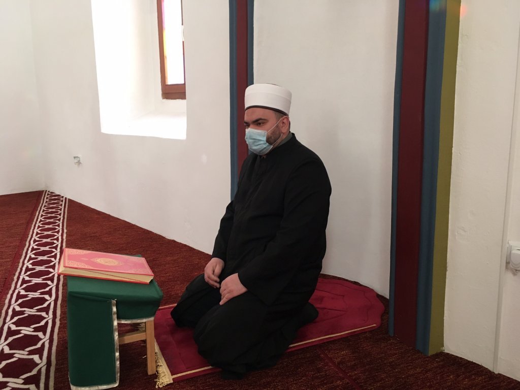 عبد العزيز نوسباهيك، إمام مسجد "بيهاتش" الذي أشرف على دفن عدة مهاجرين. المصدر: مهاجر نيوز