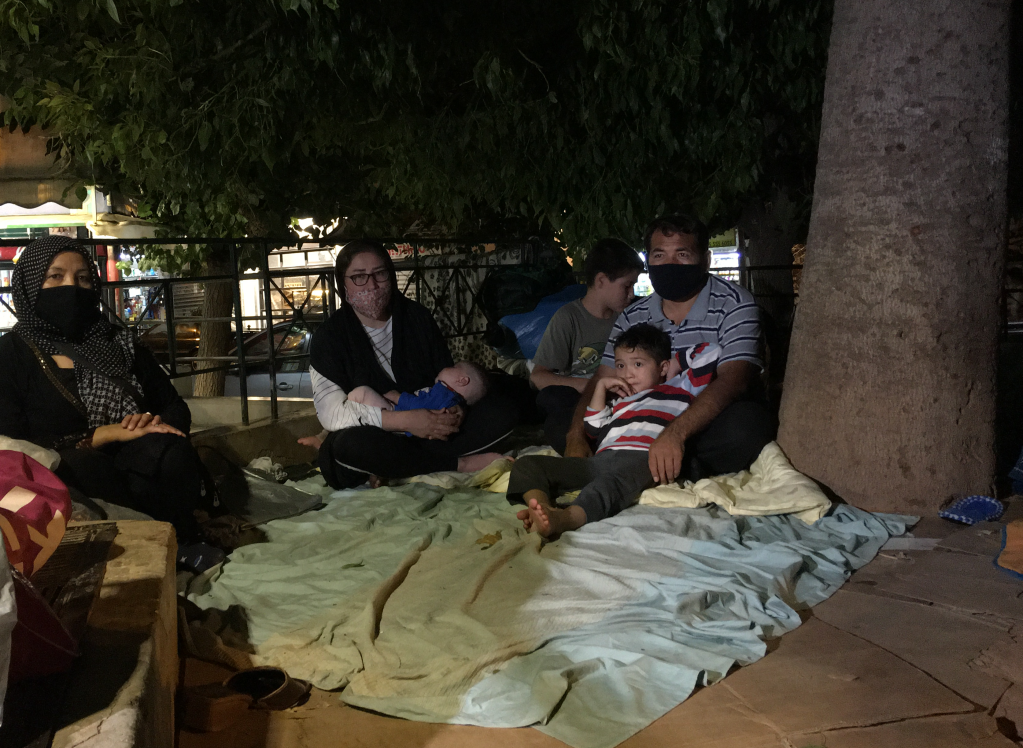 Eine afghanische Familie, die unter einem Baum in Victoria Square, Athen, Oktober 2020 | schläft  Foto: Marion MacGregor / InfoMigrants