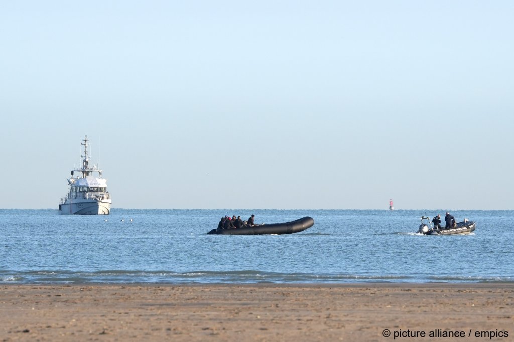 The French maritime authorities are allowed to approach migrant boats up to 300 meters from the shore, according to new directives issued by French Interior Minister, reports the French press | Photo: Gareth Fuller / picture alliance / empics