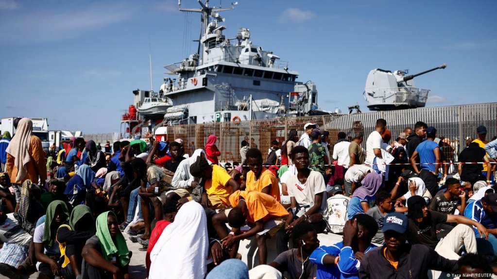 Upon arrival in Lampedusa, migrants must wait for boats to take them to the Italian mainland
| Photo: Yara Nardi/ Reuters