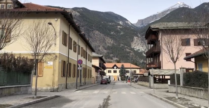 La ville d'Oulx, en Italie, se trouve à moins de 10 km de la France. Crédit : Kinda Youssef