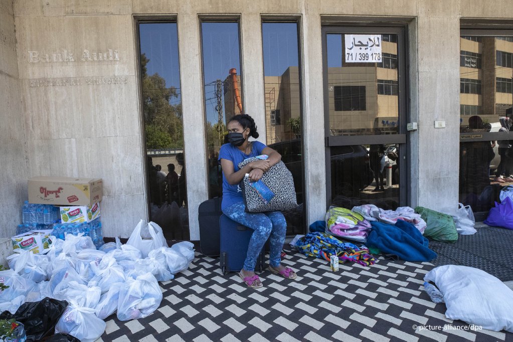 An Ethiopian domestic worker waits in front of the Ethiopian consulate after she and others were abandoned by their Lebanese employers, in Hazmieh, east of Beirut, Lebanon, Thursday, June 4, 2020 | Photo: AP Photo/Hassan Ammar