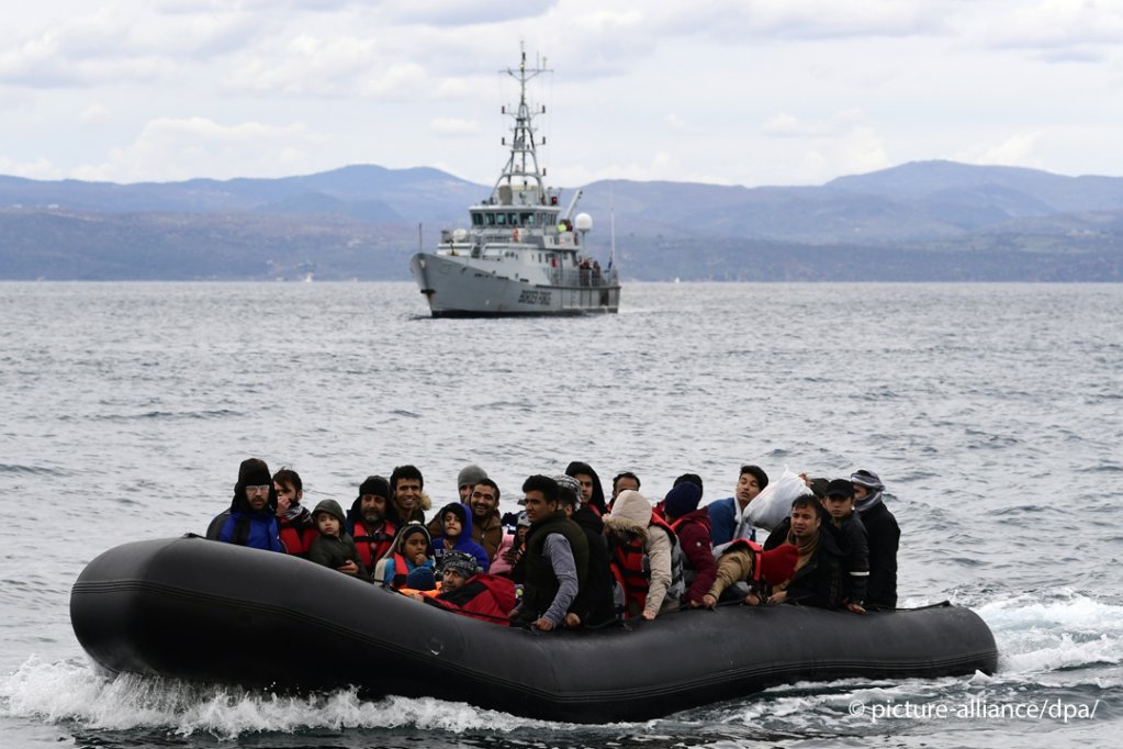 Migrants arrive with a dinghy accompanied by a Frontex vessel at the village of Skala Sikaminias, on the Greek island of Lesbos, after crossing the Aegean sea from Turkey, on Friday, Feb. 28, 2020 | Photo: Michael Varaklas/picture alliance