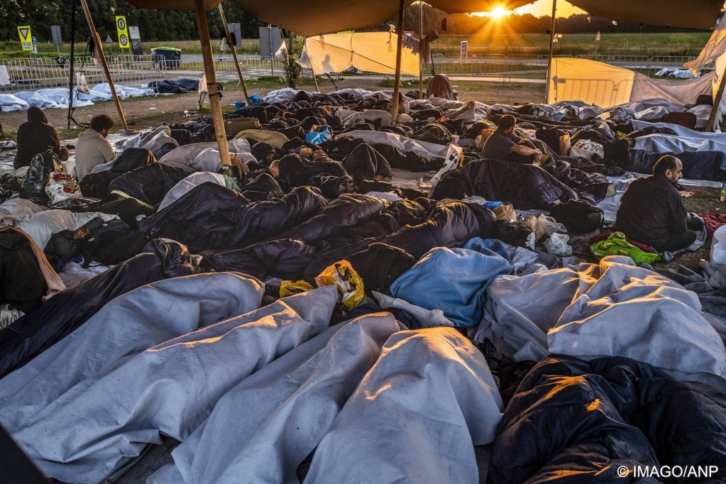 Migrants have been camping out for nights to get a hearing at the Ter Apel asylum center | Photo: Imago