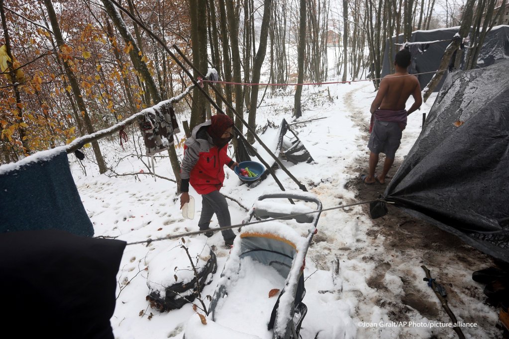 Migrants in a makeshift camp outside the Bosnian town of Velika Kladusa. Many migrants wait in this part of the country in the hope they can cross the border into Croatia. December 3, 2020 | Photo: Joan Giralt / AP / picture-alliance