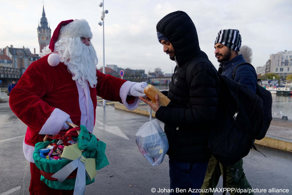 Two Sikh men from India encounter 'Father Christmas' at a food distribution point near Calais | Photo: Johan Ben Azzouz/MAXPPP/dpa/picture alliance