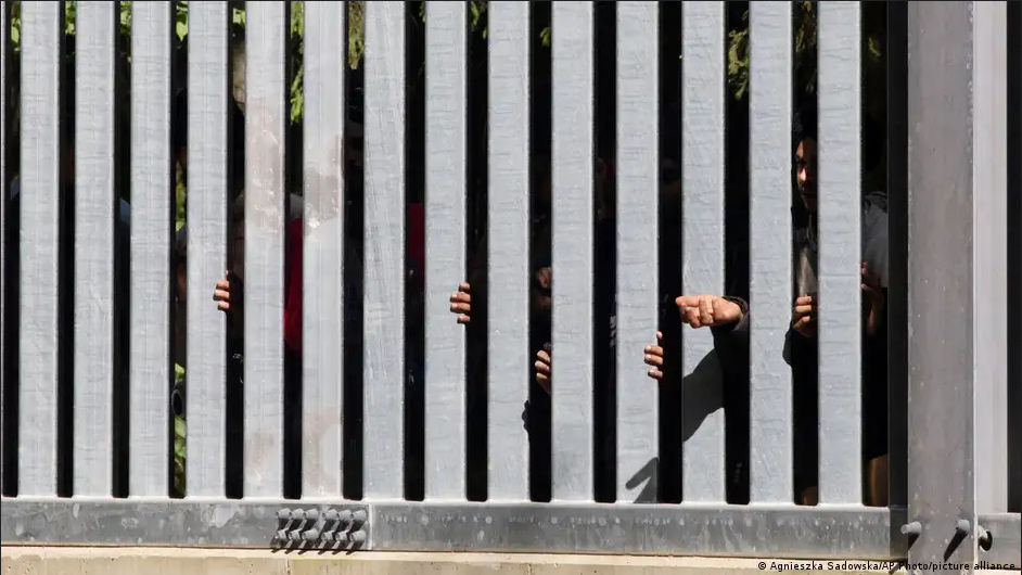 Poland's government has built a massive wall along the border with Belarus to keep migrants out
| Photo: Agnieszka Sadowska / AP Photo / picture alliance