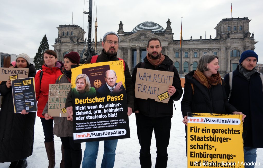 From file: Protesters stand outside the German parliament in November 2023 to call for fewer restrictions to German citizenship | Photo: Halil Sagirkaya / picture alliance / Anadolu Agency