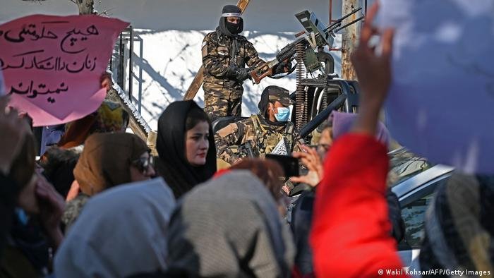  جنگجویان طالبان با تفنگ در حال تماشای تظاهرات زنان در کابل (۱۶ دسمبر ۲۰۲۱)
