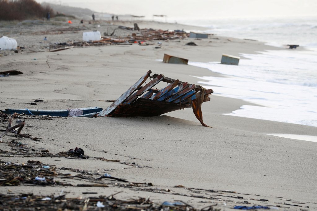 Un morceau du bateau de migrants fracassé après le naufrage meurtrier à Steccato di Cutro près de Crotone en Italie, le 28 février 2023. Crédit : Reuters