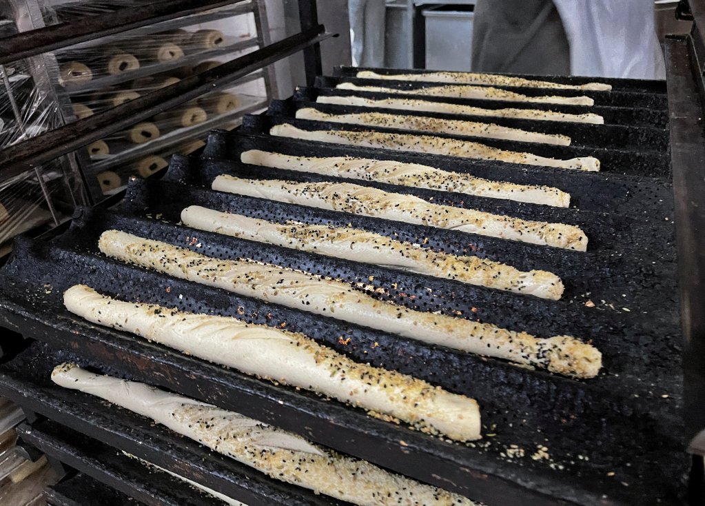 Des baguettes à l'intérieur d'une boulangerie à Tunis, en Tunisie, le 19 mars 2022. Crédit : Reuters