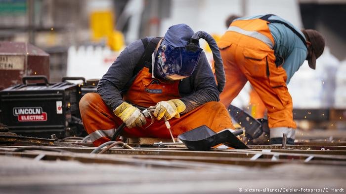 Workers fix train tracks in Cologne, Germany | Photo: Picture-alliance/Geisler-Fotopress/C.Hardt