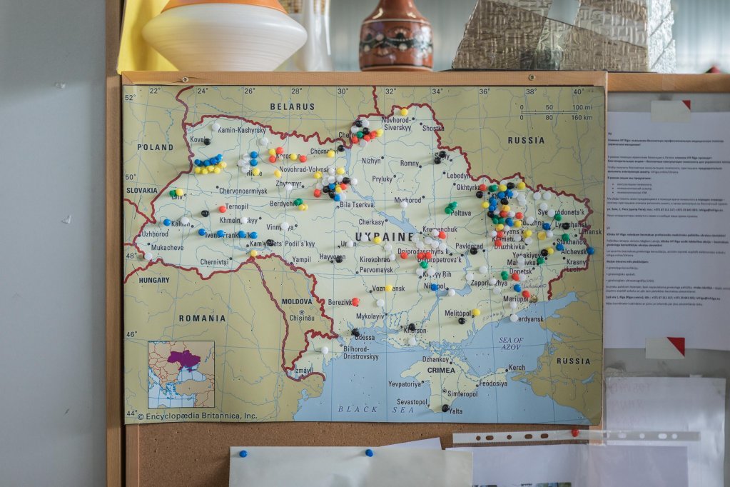 Sur cette carte de l’Ukraine, des punaises indiquent les localités vers lesquelles Tavi Draugi a envoyé de l’aide humanitaire | Photo : Martin Thaulow