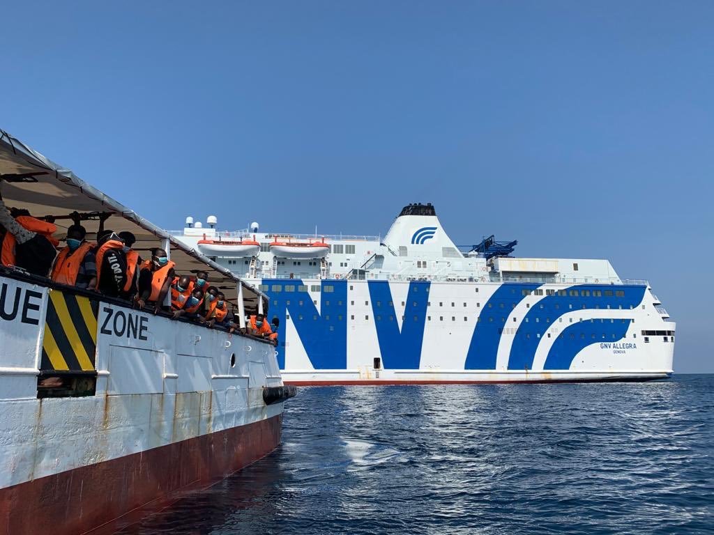سينقل المهاجرون على متن "أوبن آرمز" إلى سفينة  أليجرا الإيطالية. لقضاء فترة الحجر الصحي. المصدر: بروأكتيفا أوبن آرمز Proactiva Open Arms