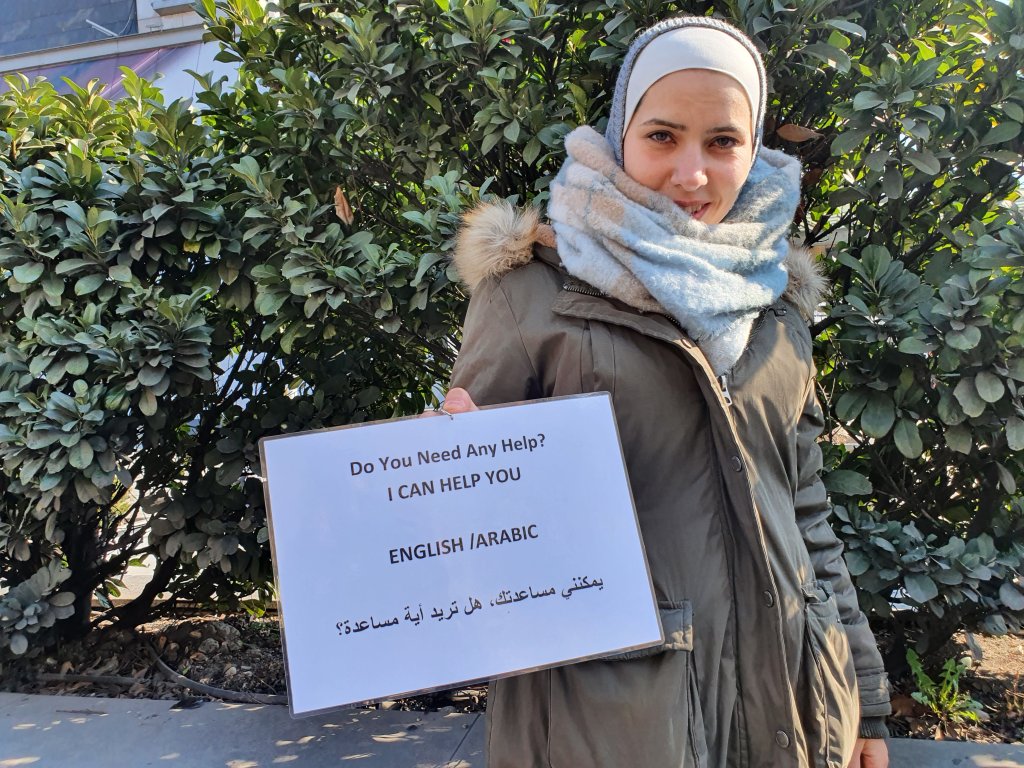 الشابة السورية براءة تقدم المساعدة في الترجمة للهاربين من الحرب الأوكرانية إلى العاصمة الهنغارية.