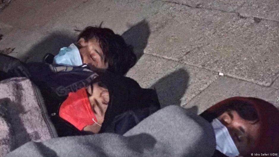 Unaccompanied minors are often forced to sleep on the ground | Photo: Idro Seferi Il/DW
