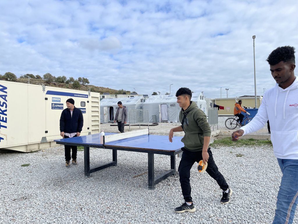 Le camp dispose de zones de loisir, comprenant une table de ping-pong et une salle équipée d'une PlaySation. Crédit : InfoMigrants