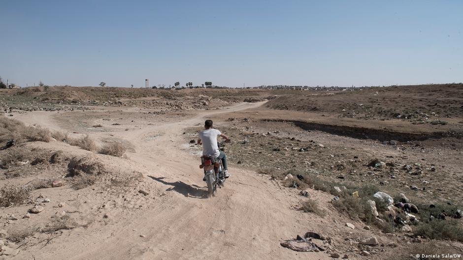 Dry riverbed used as a motorcycle track. The Khabour, now dry, was once the largest tributary of the Euphrates River | Photo: Daniela Sala/DW
