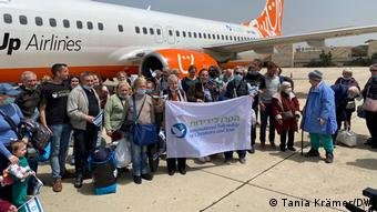 Eventually, the flight arrives in Tel Aviv | Photo: Tania Krämer / DW