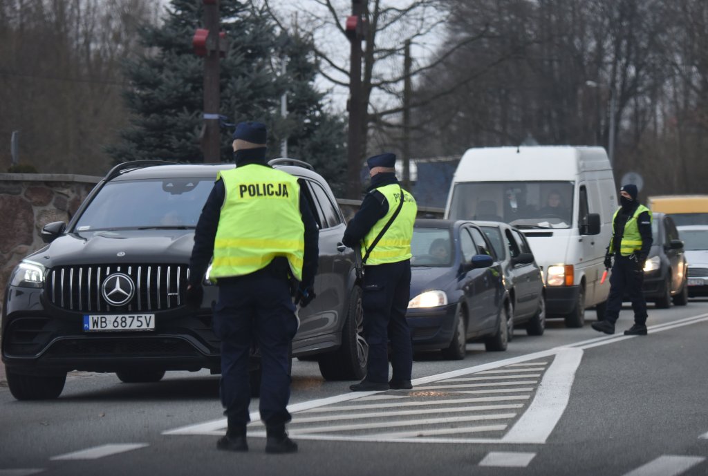 Polish police check vehicles heading westwards near Hajnówka to prevent migrants from leaving the border area. Photo: Mehdi Chebil