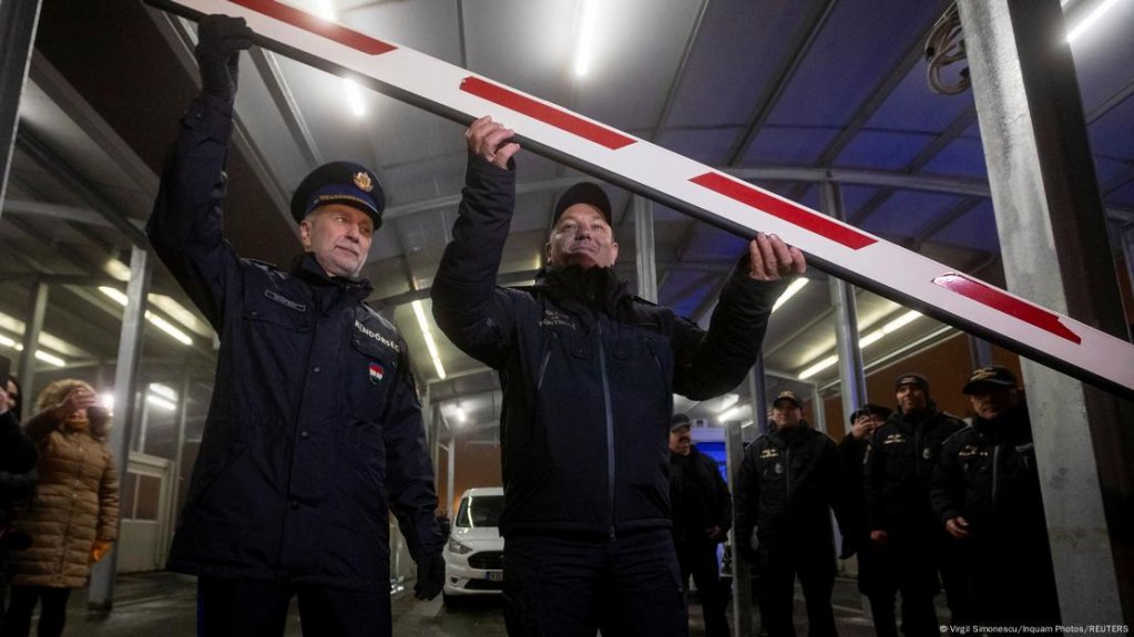 Romanian and Hungarian border officials were seen raising the border barriers between the two countries - while Hungary keeps patrolling the border heavily in search of irregular migrants | Photo: Virgil Simonescu/Inquam Photos/REUTERS